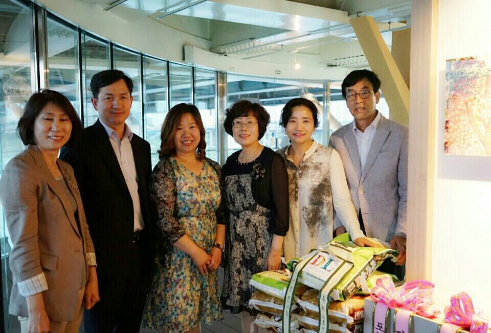 아마추어 작가들, 사진전 열며 받은 쌀 화환 기증